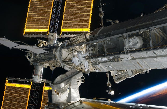 El astronauta de la NASA Steve Bowen realiza una caminata espacial. 